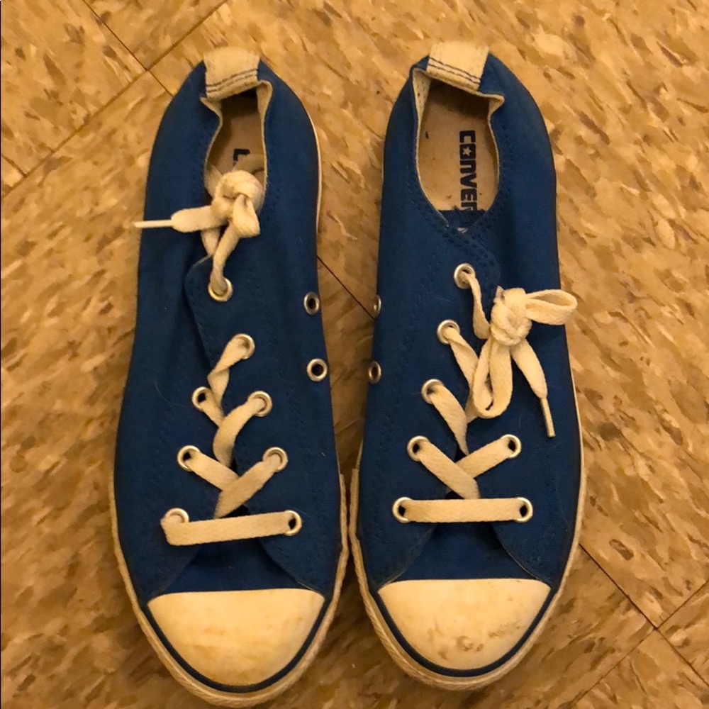 Dark blue low top converse